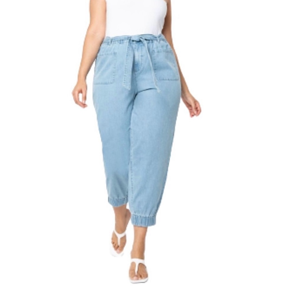Eloquii - Denim High Rise Light-Wash Cropped Joggers